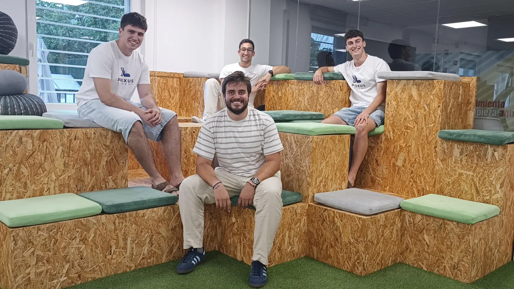 Martin, Dani, Javi y los Álex, los 'genios' del 2002 que cambiarán la educación: "Sube tus apuntes a nuestra IA y te hará exámenes"